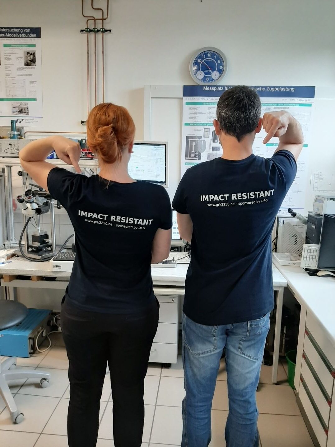 Participants of the laboratory sessions wearing GRK 2250 corporate T-shirts with the slogan „Impact Resistant“